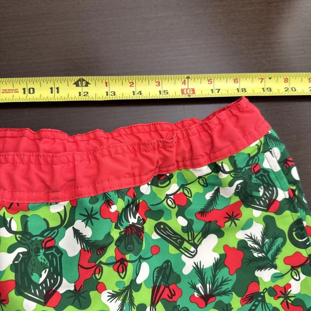 Magellan Outdoors Mens XL Holiday Christmas Theme Boat Shorts Green Fish Gear